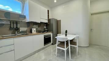 Frigorifero, forno, piano cottura, lavastoviglie