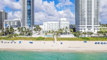 Am Strand, Liegestühle, Strandtücher