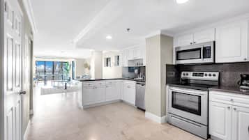 Kühlschrank, Mikrowelle, Ofen, Geschirrspüler