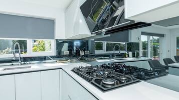 Kjøleskap, mikrobølgeovn, ovn og oppvaskmaskin