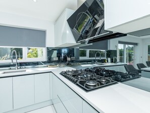 Fridge, microwave, oven, dishwasher - Stylish House|Smart Features|Jacuzzi|Large Garden - Pass the Keys (Reading)