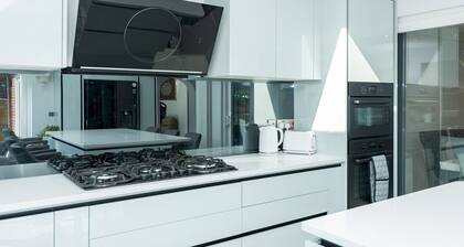 Pass the Keys | Stylish House|Smart Features|Jacuzzi|Large Garden