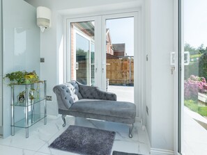 Interior - Stylish House|Smart Features|Jacuzzi|Large Garden - Pass the Keys (Reading)