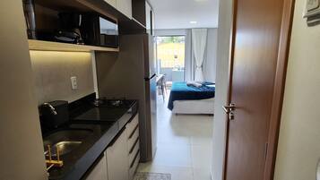 Premium Studio, City View | Private kitchen | Fridge, microwave, stovetop, cookware/dishes/utensils