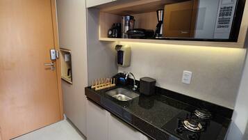 Estúdio premium, vista para a cidade | Cozinha privada | Geladeira, micro-ondas, cooktop, talheres/pratos/utensílios de cozinha