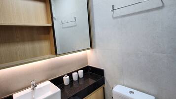 Estúdio premium, vista para a cidade | Banheiro | Chuveiro, toalhas de banho, sabonete, papel higiênico