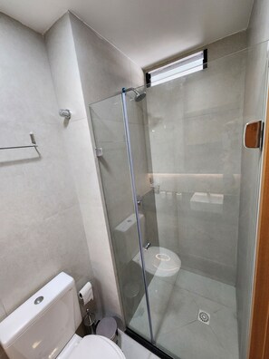 Premium Studio, City View | Bathroom | Shower, towels, soap, toilet paper - Flat Ofurô 12 VP by La Playa (Ipojuca)