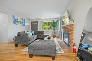 Smart TV, chimenea y libros 