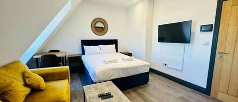 1 habitación, tabla de planchar con plancha, wifi gratis y ropa de cama