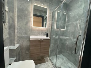 Haartrockner, Handtücher, Seife, Shampoo