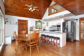 Køleskab, mikrobølgeovn, ovn, kogeplade