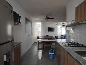 Micro-ondes, plaque de cuisson, blender