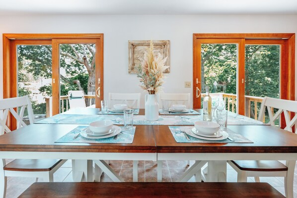 Dining - The Duneside Cottage - Minutes from Beach (Narragansett)