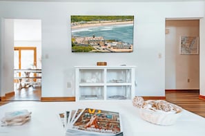 Interior - The Duneside Cottage - Minutes from Beach (Narragansett)