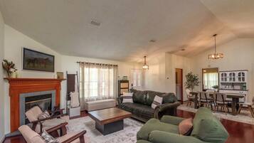 Smart TV, fireplace, books, stereo