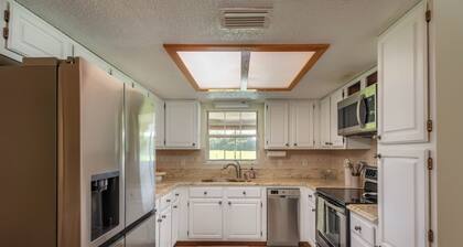 Pet friendly updated home close to HITS, WEC, Rainbow Springs, and Devils Den!