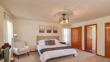 3 bedrooms, desk, iron/ironing board, travel crib