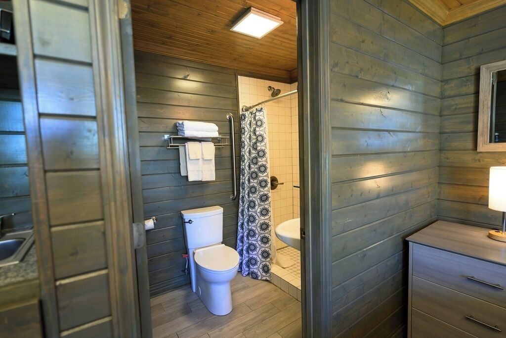 Suite estudio junior | Baño | Regadera, amenidades de baño gratuitas, secadora de cabello, toallas 