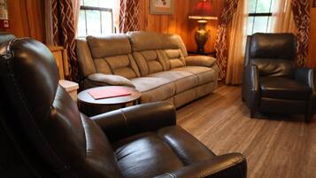 Comfort Cabin | Premium bedding, individually decorated, individually furnished