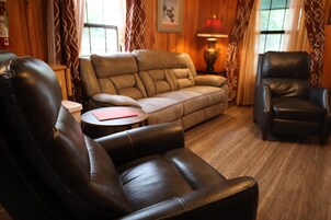 Comfort Cabin | Premium bedding, individually decorated, individually furnished