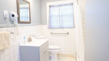 Family Cabin | Bathroom | Shower, free toiletries, hair dryer, towels