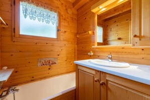 Shower - Chalet, balcony, fireplace or stove, tv, ski locker, 122m², La Clusaz (La Clusaz)