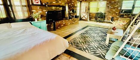 1 soverom, safe på rommet, skrivebord og strykejern/-brett