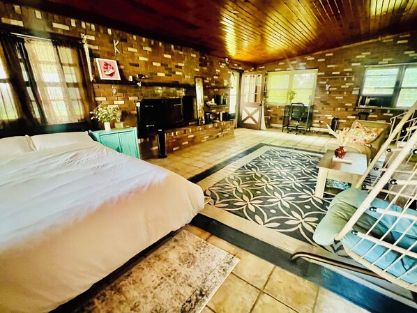 1 Schlafzimmer, Zimmersafe, Schreibtisch, Bügeleisen/Bügelbrett