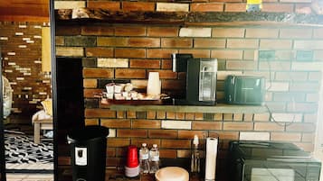 冰箱、微波炉、茶具/咖啡用具、烤面包机