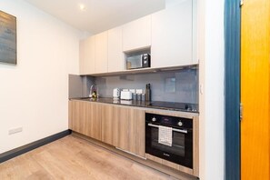 Kühlschrank, Mikrowelle, Ofen, Geschirrspüler