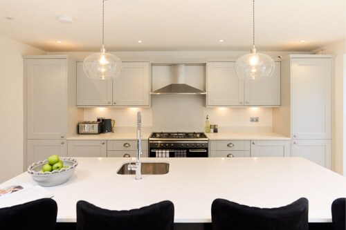 The Shepherd s Bush Wonder - Trendy 4bdr Home With Garden Terrace