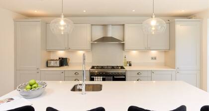 The Shepherd s Bush Wonder - Trendy 4bdr Home With Garden Terrace
