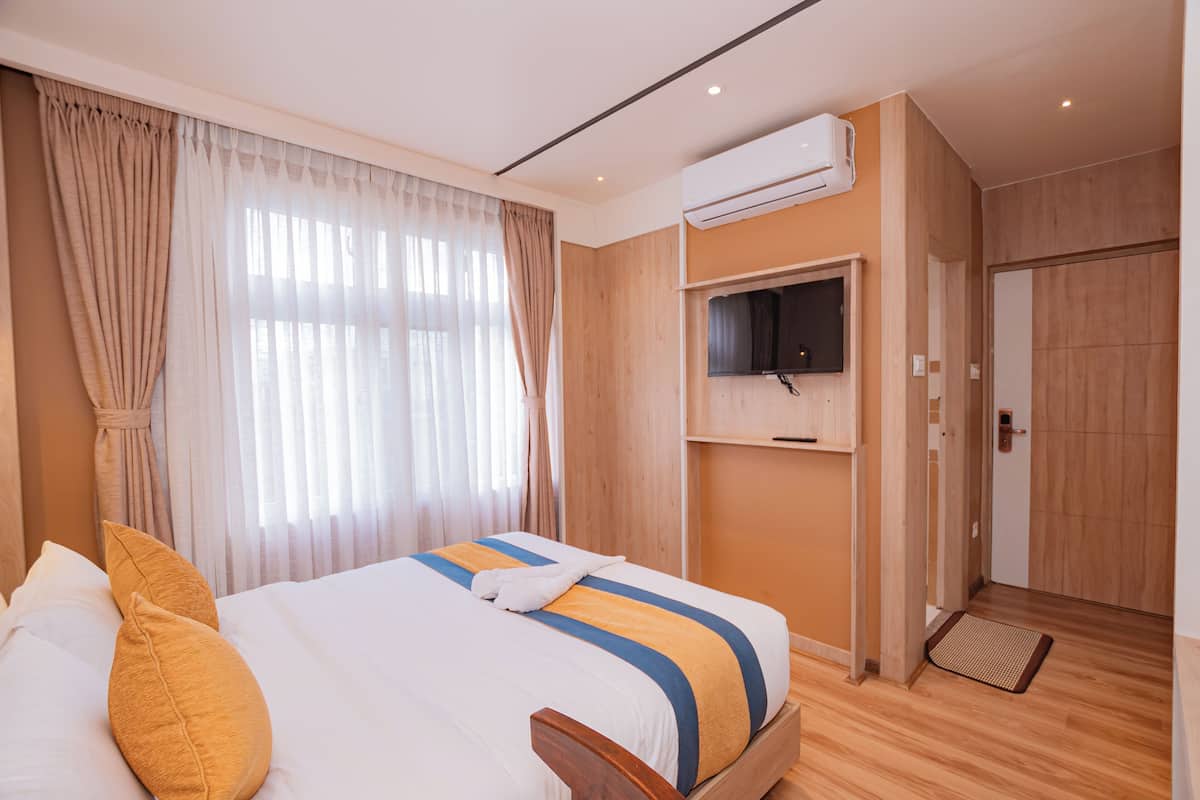 Superior Double Room | 1 bedroom, desk, laptop workspace, soundproofing