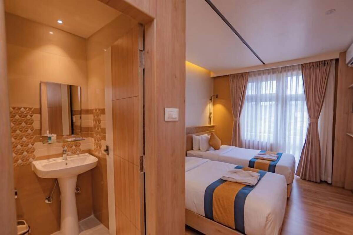1 habitación, escritorio y espacio para trabajar con laptop