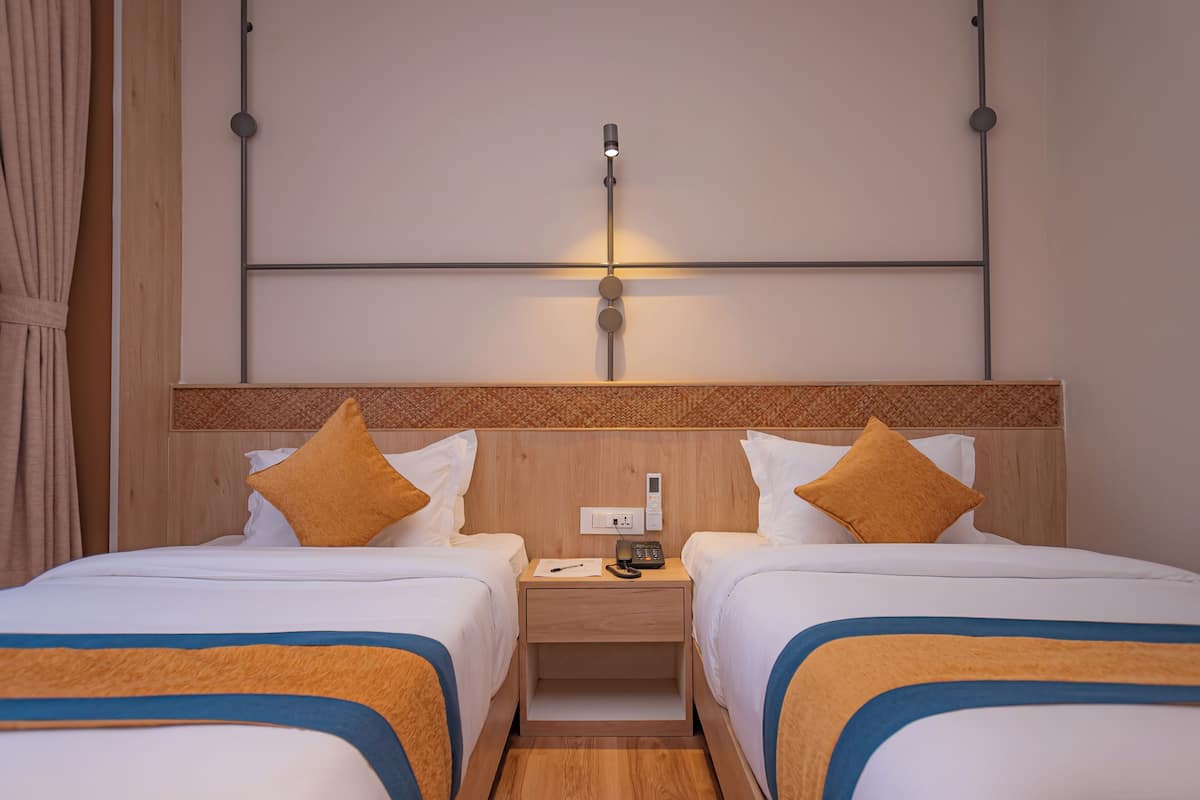 Deluxe Twin Room | 1 bedroom, desk, laptop workspace, soundproofing