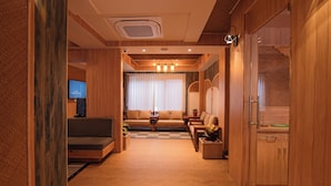 Una sala moderna con un sofá, una mesita de centro y un televisor.