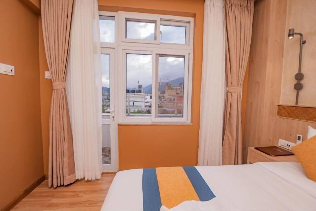 1 habitación, escritorio y espacio para trabajar con laptop