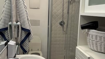 Shower, hair dryer, bidet, towels