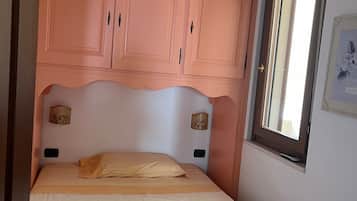 1 camera, ferro/asse da stiro, lenzuola