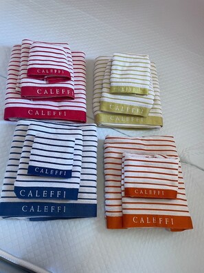 Shower, hair dryer, bidet, towels - Cozy beachfront apartment (Alghero)