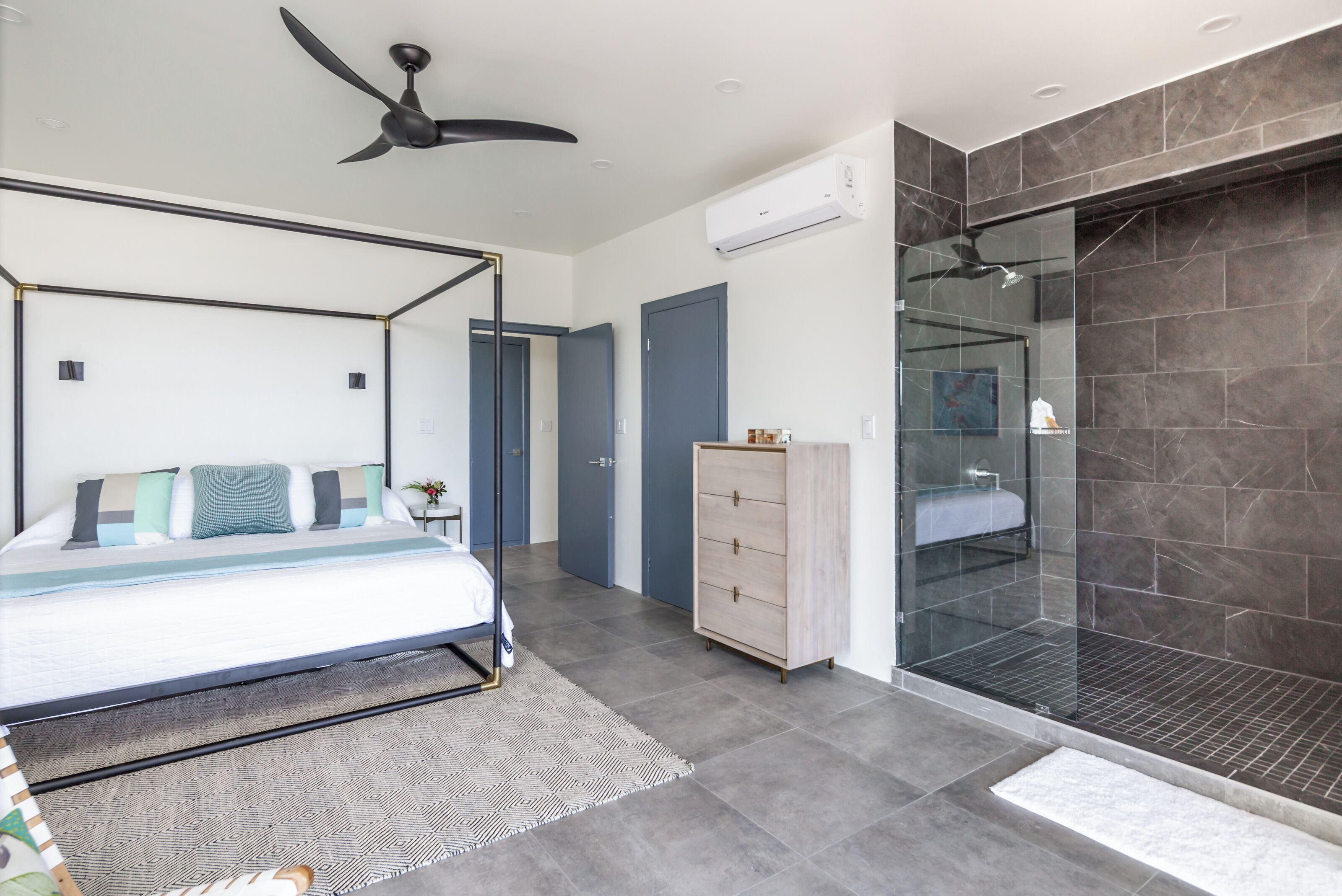 6 عدّة غرف نوم وخزنة داخل الغرفة ومكتب ومكواة/لوح كي