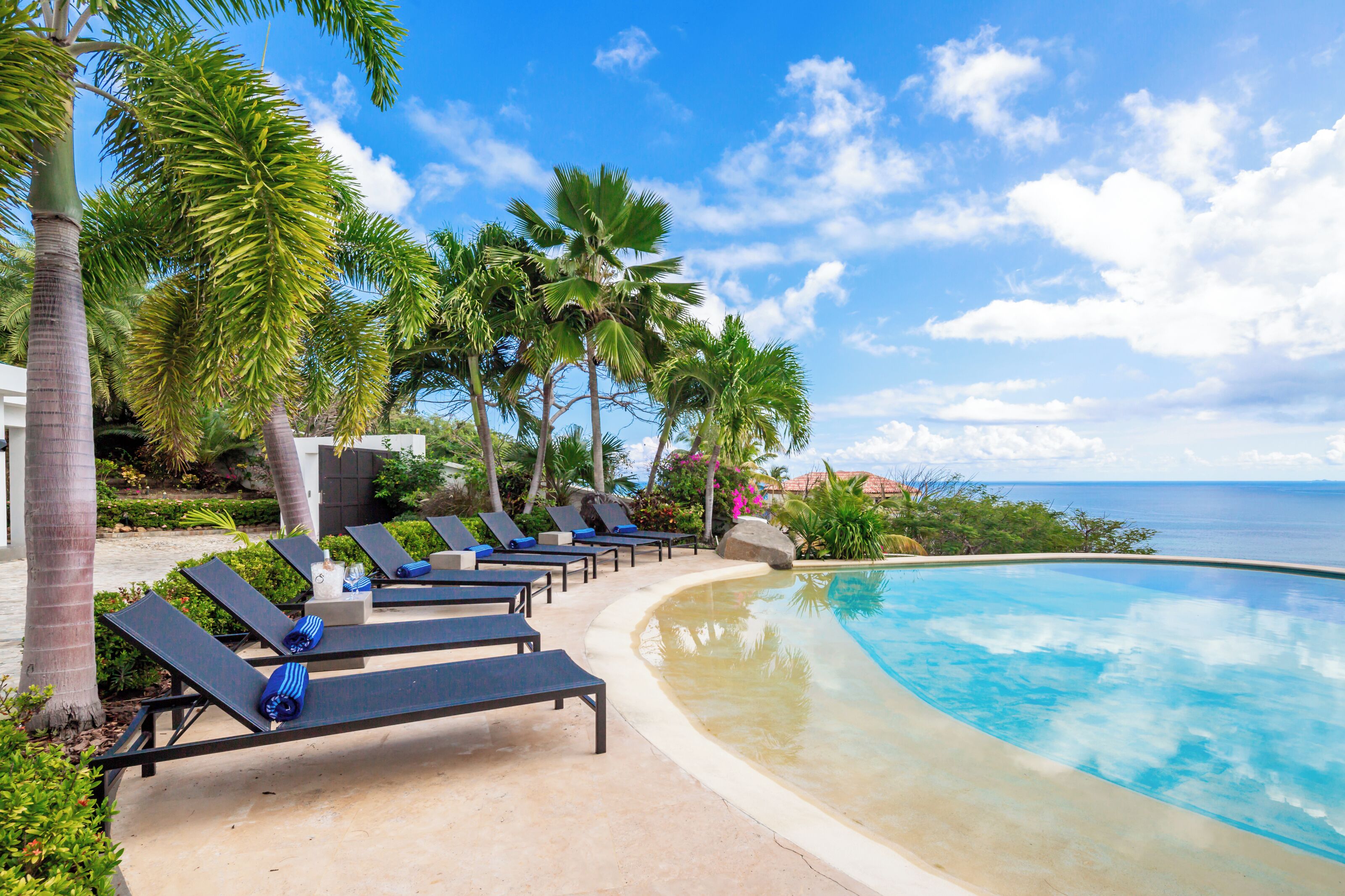 حمّام سباحة خارجي