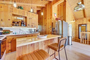 Fridge, microwave, dishwasher, coffee/tea maker - Peaceful Wooden Cabin, 2 Mi to Bass Lake! (Oakhurst)
