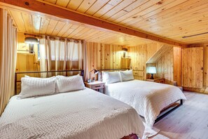 2 bedrooms, desk, iron/ironing board, Internet - Peaceful Wooden Cabin, 2 Mi to Bass Lake! (Oakhurst)