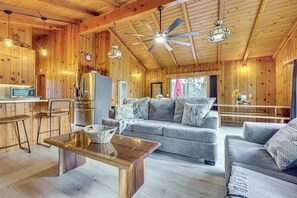 TV, fireplace - Peaceful Wooden Cabin, 2 Mi to Bass Lake! (Oakhurst)