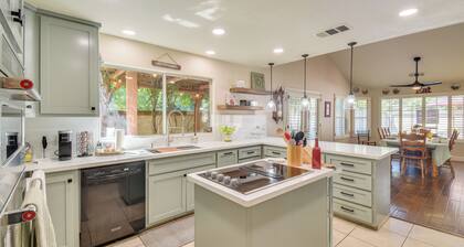 1 Mi to Applegate Park Zoo: Pet-Friendly Home