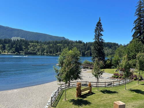 Spacious and Cozy house in charming Lake Cowichan 