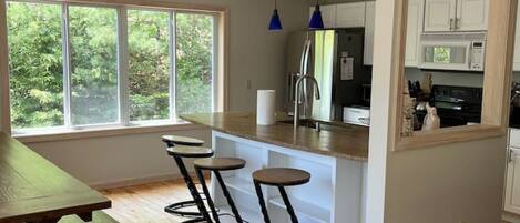 Frigorífico, microondas, horno y placa de cocina