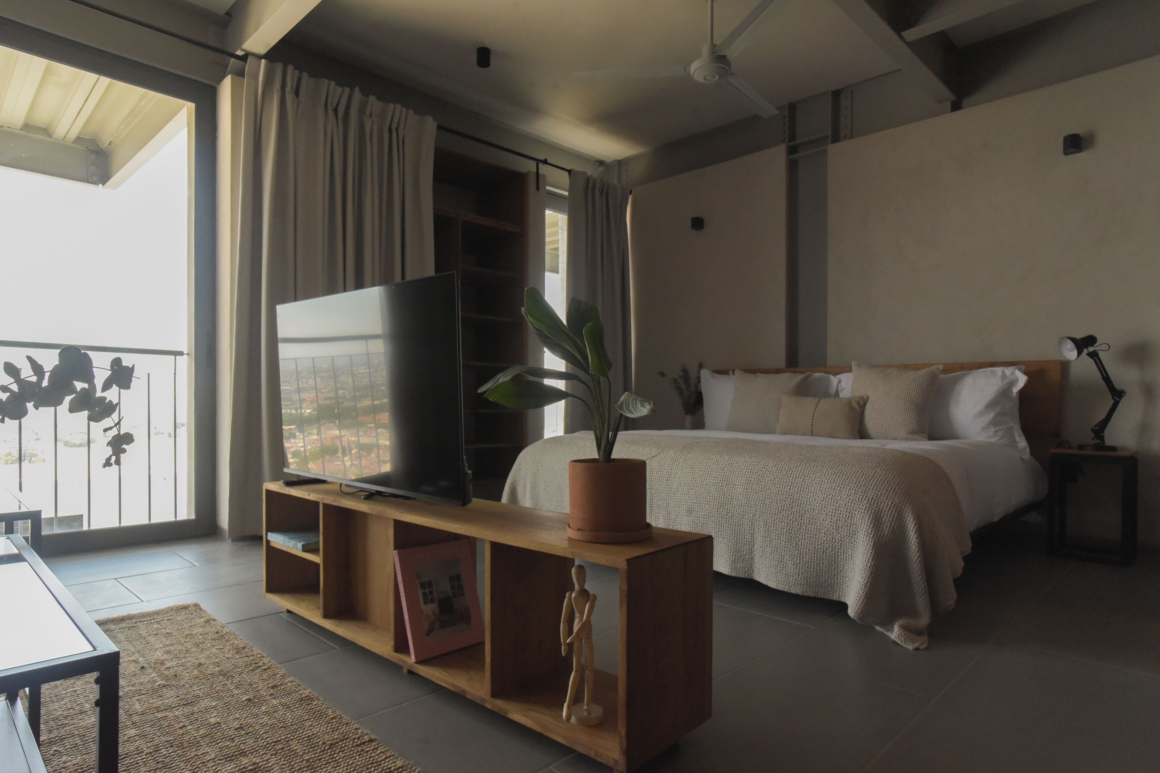 Cubrecamas, minibar y caja de seguridad en la habitación 