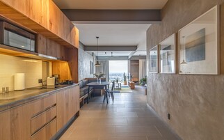 Cubrecamas, minibar y caja de seguridad en la habitación 